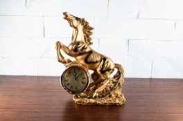 Zegar na kominek złoty koń