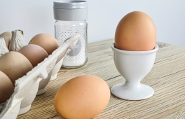 Kieliszek na jajko porcelanowy